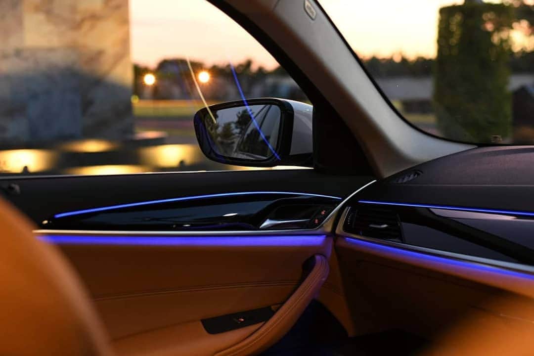 BMW Thailandさんのインスタグラム写真 - (BMW ThailandInstagram)「BMW 530e Elite มาพร้อมกับเบาะหนังแท้ Dakota ดีไซน์สปอร์ต ตัดกับคอนโซลสีดำเงา พร้อมชุดไฟ Ambient Light และระบบปรับอากาศแบบอัตโนมัติให้เย็นฉ่ำทั่วทั้งห้องโดยสาร  BMW 530e Elite ผ่อนเริ่มต้นเพียง 25,999 บาทต่อเดือน  ศึกษาข้อมูลเพิ่มเติมได้ที่: www.bmw.co.th  #BMW #BMWTH #BMW5Series #530eElite  #StepupYourLeague」7月13日 13時07分 - bmwthailand