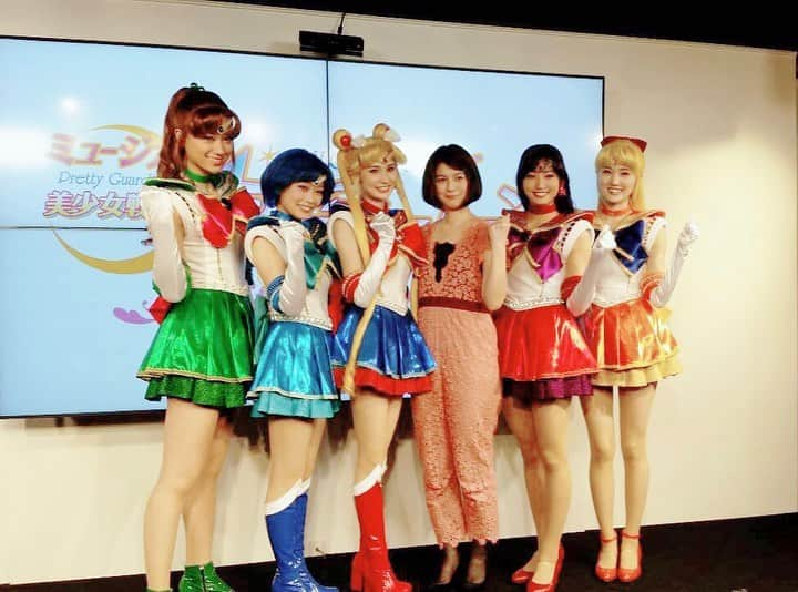 竹中夏海さんのインスタグラム写真 - (竹中夏海Instagram)「昨日は『少女☆歌劇 レヴュースタァライト』を観劇させて頂きました⚔ ・ #スタァライト 2.5次元ミュージカルとしてだけじゃなく、 歌って踊ることに切磋琢磨する女の子たちが、きちんと評価されるための希望そのものだなーと思いました。 その中心にももちゃんが、奏音ちゃんがいることの誇らしさよ……👵🏻 ・ 写真は赤嶺寿乃さん、演出家の平光さんと一緒にセラミュチーム🌙✨ 私の永遠のマーキュリーとマーズはずっとももちゃんと奏音ちゃん💙❤️ #小山百代 #七木奏音」7月13日 13時18分 - tknkntm