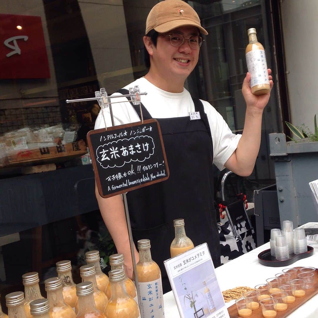 TODAY'S SPECIALさんのインスタグラム写真 - (TODAY'S SPECIALInstagram)「〈EVENT-Jiyugaoka〉 自由が丘店では、前回とても好評だった山燕庵(@san_en_an)さんの玄米甘酒「玄米がユメヲミタ」の試飲販売を行っております。 また、月1のかまパン&ストア(@food_hub_project)のパン販売も行っております！ . 山燕庵さんの甘酒は、玄米と米麹だけで作られていて名前のように"ユメヲミタ"気持ちになる優しいお味です。 実は甘酒は夏バテ防止にもなり、この時期に飲むのもおすすめなんです。 麹を使った甘酒なので子供から大人まで楽しめますよ。 . かまパン&ストアは定番人気の超やわ食パン、いつもの食パンに加えほんのり苦味がおいしいよもぎローフが限定入荷しています。この機会にいかがでしょうか。 . 山燕庵さんの試飲販売は17時頃までの開催予定ですが、なくなり次第終了となります。 ぜひお立ち寄り下さいませ。 . #Jiyugaoka #todaysspecial #トゥデイズスペシャル #自由が丘  #山燕庵  #かまパンストア #天然酵母パン  #foodhubproject」7月13日 13時12分 - cibone_ts