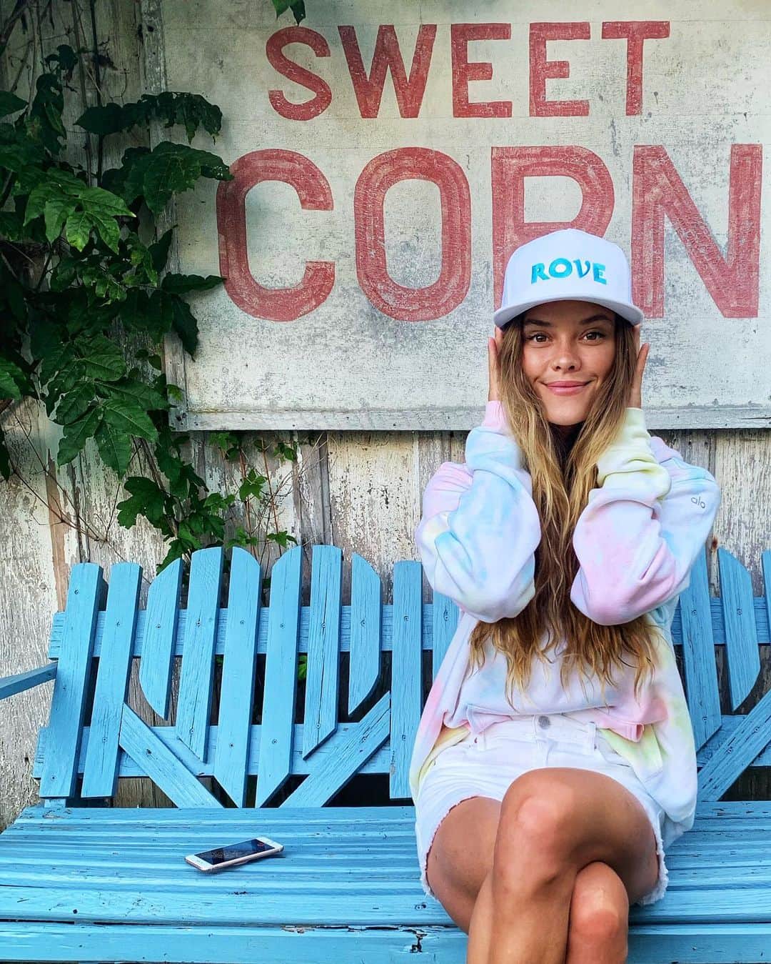 ニーナ・アグダルのインスタグラム：「Who’s going to the Hamptons this weekend?! @ridewithrove 🌊☀️」