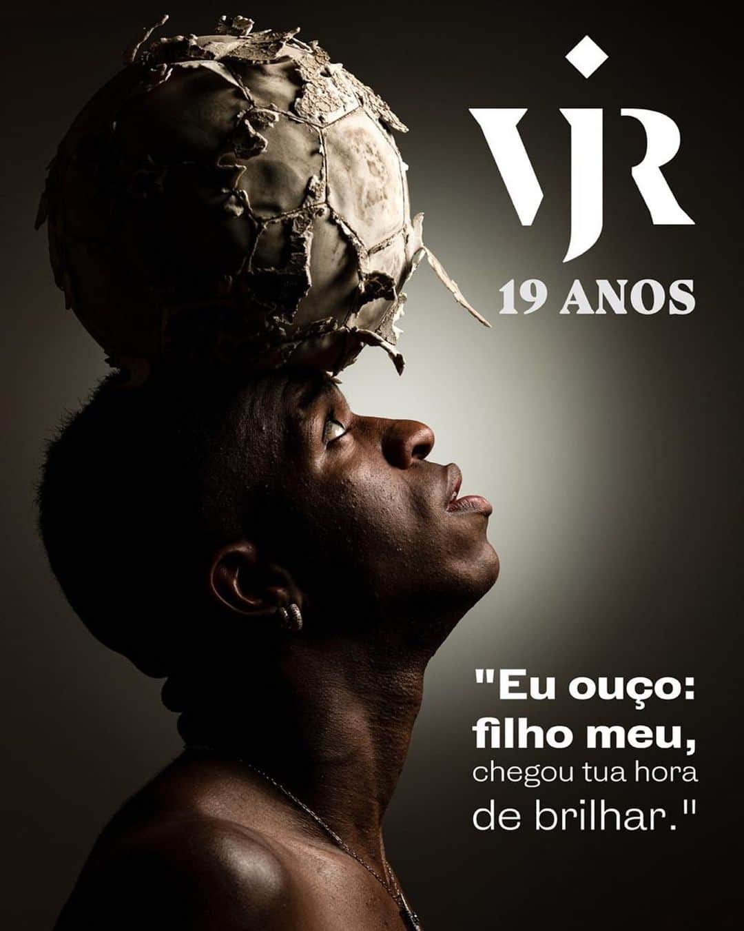 のインスタグラム：「De olho e tentando responder todos! Muito Obrigado a todos pelas mensagens de carinho! Mais um ano de vida (Ficando velho já 😢hahaha). Agradeço sempre a Deus pelo dom que me deu e todas as pessoas que coloca ao meu lado! Posso dizer que sou abençoado e privilegiado de completar 19 anos jogando no Maior Clube do Mundo e fazendo o que mais amo! Que venha mais um ano de aprendizado, conquistas e realizações!  Obrigado!  Thank you!  Gracias!  Merci! 🥳🤪🙌🏾🔝 eu e ela ⚽️ sempre!」