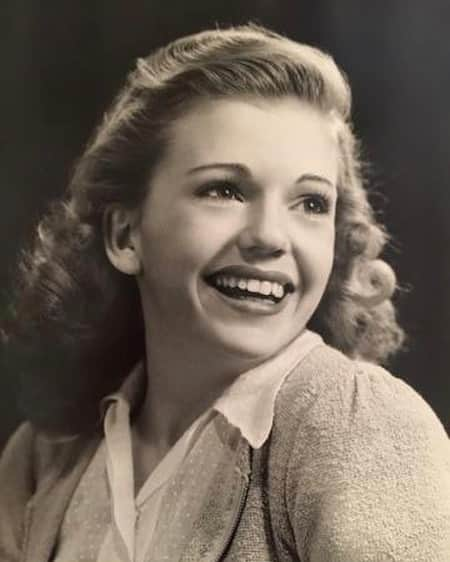 リリー・コリンズさんのインスタグラム写真 - (リリー・コリンズInstagram)「This beauty is my grandma Jane. She would have been 94 today. I’ll never stop admiring her grace, smile, and sense of humor. I miss her every single day but am incredibly lucky that I get to spend so much time with her little girl and my mom @waverlyondoheny. Happy Birthday Nannie! You’re always here in spirit...」7月13日 4時26分 - lilyjcollins