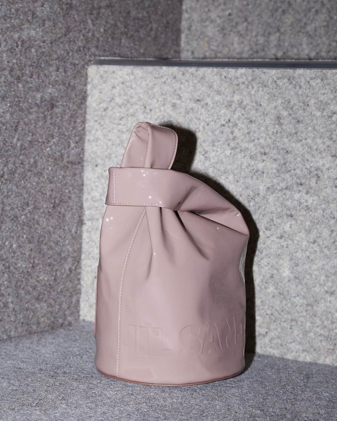 エルエヌシーシーさんのインスタグラム写真 - (エルエヌシーシーInstagram)「Jil Sander bags embody minimalist elegance. Shop The Market Bucket Bag now @thelncc @jilsander #jilsander」7月13日 4時31分 - thelncc