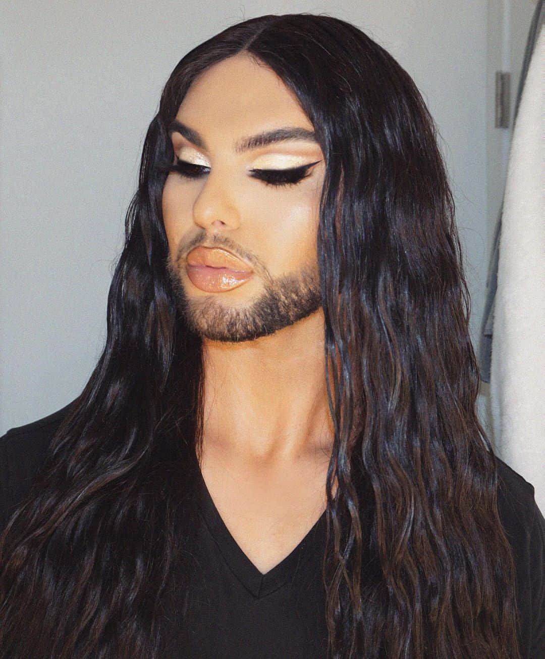 A riel D iazのインスタグラム：「Your skin just glows different after taking a social media break 💅🏽 _______________________________  Eyes: @hourglasscosmetics sculpting brow pencil, @patmcgrathreal bronze seduction palette. @lillylashes Caramel lashes.  Lips: @maccosmetics cork Lipliner, @patmcgrathreal Donatella lipstick & gold allure gloss.  Face: @toofaced born this way Concealer & Foundation with chocolate soleil bronzer. @ctilburymakeup gold bar palette. Hair: @virginhairfantasy styled with @theouai wave spray & leave in conditioner.」
