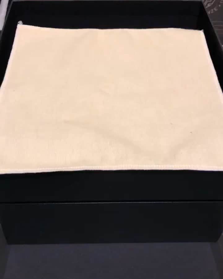 パネライのインスタグラム：「Always love a good unboxing video. Here is my boy @watchlifeus taking home the new #PAM997 Ceramic Radiomir 1940’s Military Green Boutique Edition. #paneraicentral」