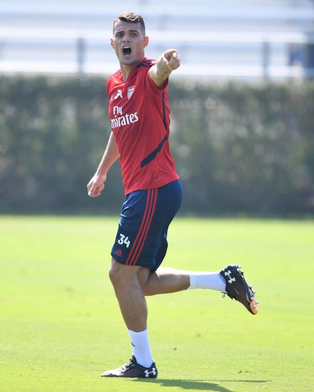 グラニト・ジャカさんのインスタグラム写真 - (グラニト・ジャカInstagram)「First session in LA ✅ Feeling good and ready for more work 💪 @arsenal #GX34 #underarmour #iwill」7月13日 4時46分 - granitxhaka