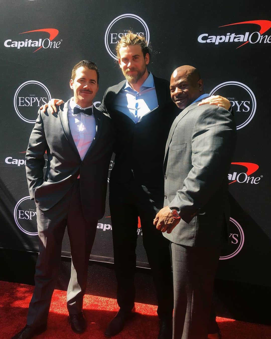 モデル、ブロック・オハーンのインスタグラム：「Attended the ESPY’s with some great friends of mine! Had an absolute blast but left there humbled and inspired by people who have left a true impact in being their authentic selves.  Bill Russel for what he did and the hope he gave to millions by not waiting until it was ok to stand up for what he believes in and by just being himself.  Jim Calhoun. His speech was incredible. He’s fought cancer and won but chose never to give up.  There are many others but needless to say I left with a sense purpose and desire to achieve my dreams and goals greater than before I walked in those doors.  I am grateful I got to be a part of it. And attended the @celebritysweat charity event afterwards to help raise money for the midnight mission who support the homeless in downtown LA and so much more.  Never take your life for granted and never be afraid to stand up for what you believe in! Be Good. Do Good.  You never know who’s watching or who will be affected by your story. Make sure you tell a good one! 🙏🏽」