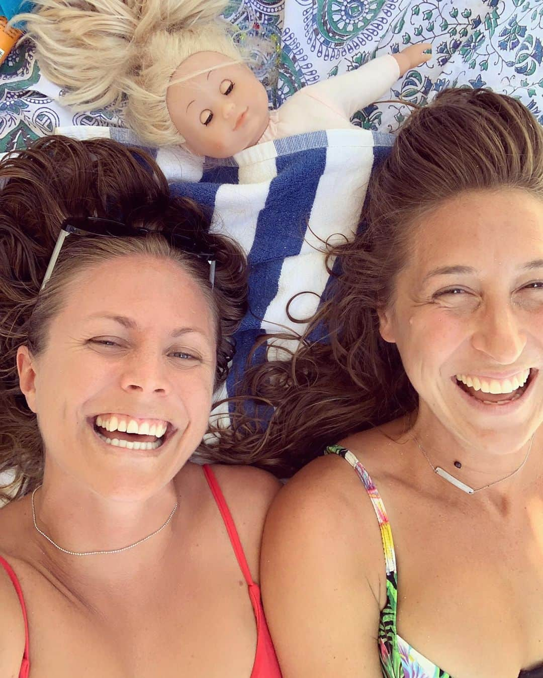 レイチェル・ブレイセンさんのインスタグラム写真 - (レイチェル・ブレイセンInstagram)「When you’re trying to take a cute beach selfie but you get photo bombed by Billie the super creepy doll!!!!! HAPPY BIRTHDAY @orothschild I LOVE YOU SO MUCH😭 2020 is going to be the best year🍒 #bestie #bday #glamourprinsessan」7月13日 4時47分 - yoga_girl