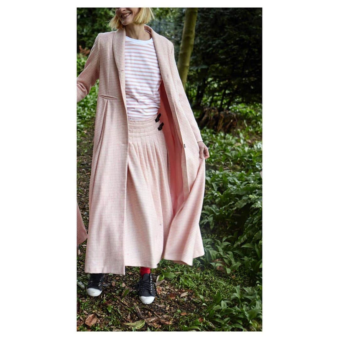 キャベジズ&ローゼズのインスタグラム：「Woven in England and Made in England ❤ The lovely pink tweed in the Priory Kilt is made from 100% pure new wool and created by a family run mill 😍 We take pride in supporting local artisans and keeping our carbon footprint as beautifully small as possible. Priory with its lovely handle and A-line shape is wonderful for twirling about town in #prettyinpink #britishfabric #tweedskirt #madeinlondon #consciousfashion #summerskirt #englishsummer #tweed #cabbagesandroses #cabbagesandrosesfashion @christina_strutt @cabbagesandroses_shop 👆Link In Bio👆」