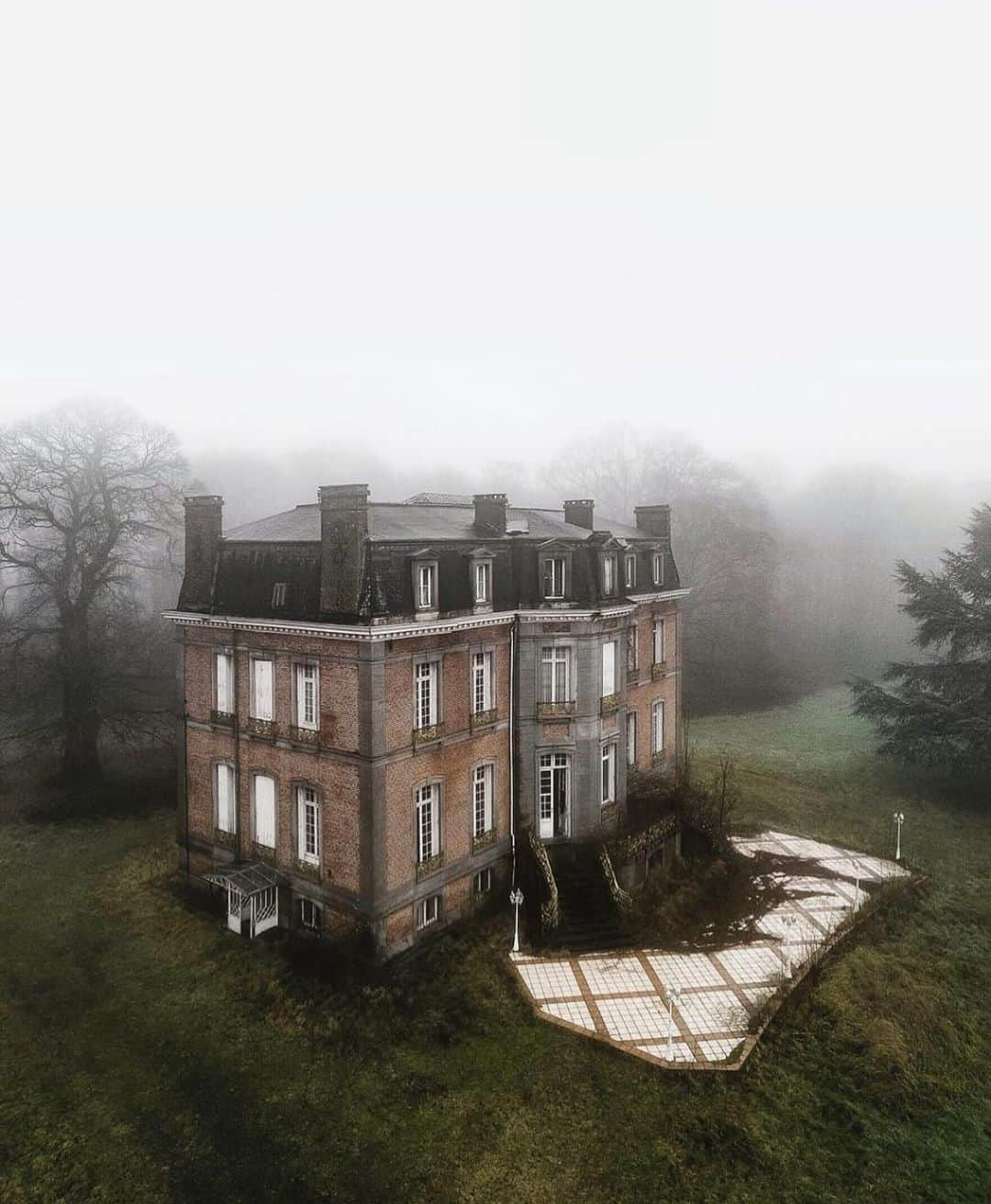 Abandoned Placesさんのインスタグラム写真 - (Abandoned PlacesInstagram)「Abandoned estate in the fog. Photography by @abandoned_nordic . . . . . . #itsabandoned #decay #ruins #explore #urbex #UrbanExploring #history #adventure #abandonedplaces #photography #abandonedphotography #travel #forgotten #abandoned #allabandoned #gramslayers #artofvisuals #AOV #MoodyGrams #illgrammers #HeaterCentral #createcommune #AGameofTones #create #abandonednature #abandonedEurope #urbexphotography #urbandecay #exploreeverywhere #photography」7月13日 5時00分 - itsabandoned