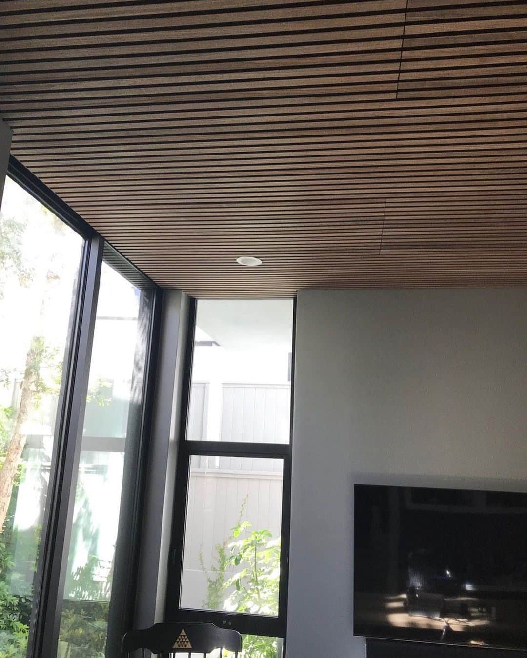 Reiko Lewisさんのインスタグラム写真 - (Reiko LewisInstagram)「Acoustic Panel  コンドミニアムの建築と補修工事で最近よく話題になるのが「音」の問題。Akupanelは木目の美しさに加えて音を吸収する特徴をもっています。 天井にも壁にも使え、木目の種類の選択ができます。詳しくはこちらのサイトまで。  https://acousticalartconcepts.com/akupanels  The issue of “sound” has become a hot topic recently in the new construction and renovation of condominiums. Akupanel has the characteristic of absorbing the sound in addition to the beauty of the wood grain. It can be used for ceilings and walls, allowing you to choose the type of wood grain. For more information, go to the site above. #ハワイ在住 #ハワイ好き #インテリアデザイン #インテリア好き #luckywelivehawaii #interiordesign #interiorlovers #interiorarchitecture #acoustic #interiorarchitecture」7月13日 4時52分 - ventus_design_hawaii