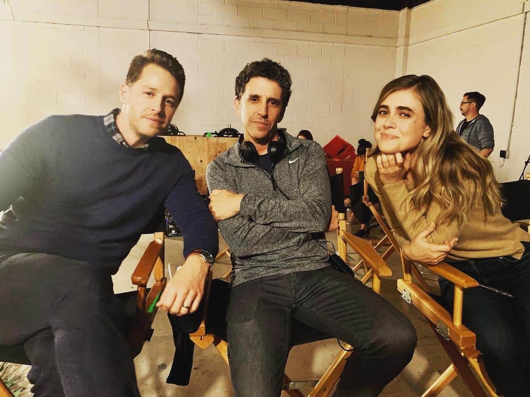 ジョシュア・ダラスのインスタグラム：「On set with the boss. @nbcmanifest」