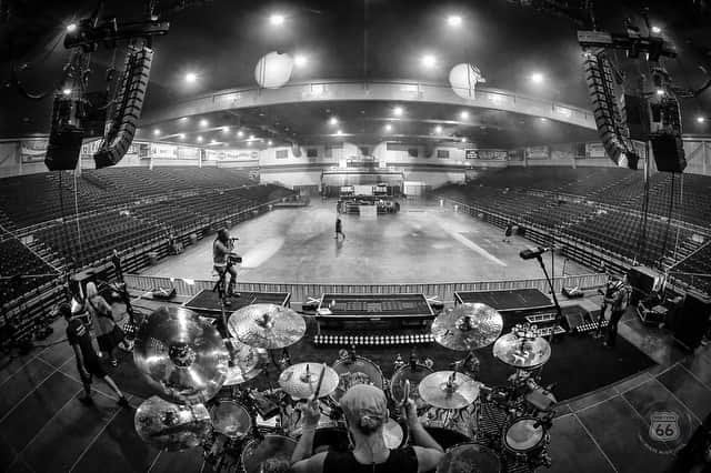 ロブ・ゾンビのインスタグラム：「Today's sound check in West Virginia. Who's coming down to rock this joint? I know we are. #robzombie #twinsofeviltour #johnfive #piggyd #gingerfish #westvirginia #robfennphotography」