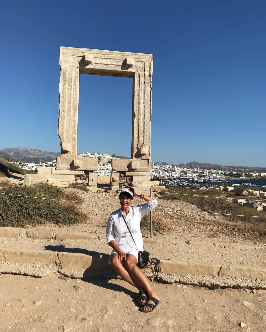 ニア・ヴァルダロスさんのインスタグラム写真 - (ニア・ヴァルダロスInstagram)「Saying a little prayer that my dress doesn’t blow off at the Temple of Apollo. #Naxos #wind #Portara #greek_islands #Greece #VisitGreece 🇬🇷❤️🇬🇷」7月13日 5時04分 - niavardalos