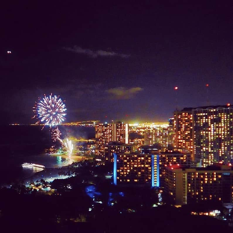 Trump Waikikiさんのインスタグラム写真 - (Trump WaikikiInstagram)「Make your Aloha Friday sparkle while enjoying Happy Hour and dinner at Wai‘olu Ocean Cuisine. #trumpwaikiki #neversettle #seafoodrestaurantwaikiki #sushi #sushibarwaikiki #waioluoceancuisine 📷: @sunflower_2311  ワイオル・オーシャン・キュイジーヌから金曜日の花火が楽しめます。  画像提供： @sunflower_2311  #ワイオルオーシャンキュジーヌ #トランプワイキキ #5つ星ホテル #ラグジュアリーホテル #金曜日の花火 #ハッピーアワー」7月13日 5時06分 - trumpwaikiki