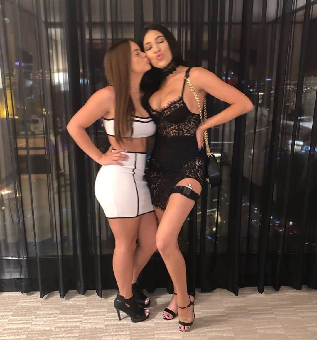 Rainey Jamesさんのインスタグラム写真 - (Rainey JamesInstagram)「Las Vegas wasn’t ready for me and my babygirl @allison.parker22 last weekend😈 and neither was my liver...😩😅🍾 #grabherbythepussy」7月13日 5時16分 - badgirlraineyj