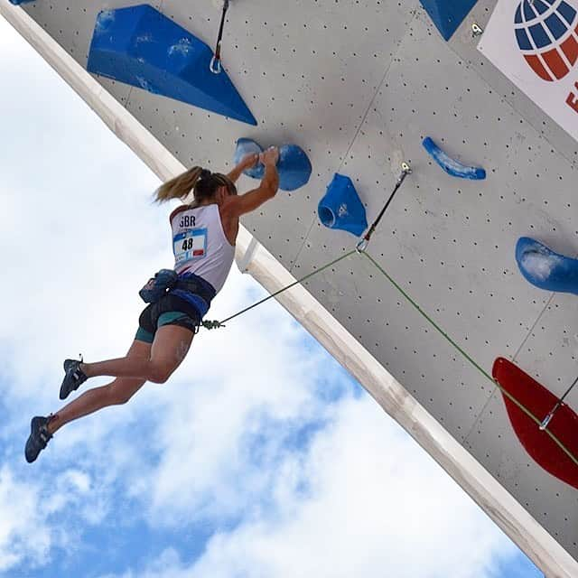 シャウナ・コックジーさんのインスタグラム写真 - (シャウナ・コックジーInstagram)「I loved climbing on the routes here in Chamonix today. It was the qualification round at the Lead World Cup. I had a good battle on both routes and I’m very happy to be through to the semi finals tomorrow alongside fellow GB athletes @mollyts123 & @will_bosi 💪🇬🇧. The crowd here are unreal and the setting is INCREDIBLE! Tune in to the live stream on @ifsclimbing tomorrow at 9am UK time. Photo by Tom Redfern of me doing my best super hero impression on the walk today.」7月13日 5時10分 - shaunacoxsey