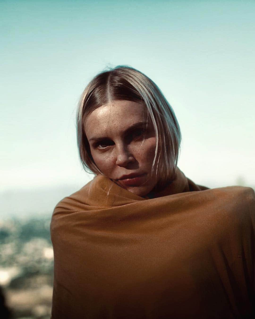 フィービー・ダールさんのインスタグラム写真 - (フィービー・ダールInstagram)「Life can get so confusing sometimes, right?  Wrap your arms around yourself and squeeze tightly. Tell yourself that you are perfect just the way you are, have compassion for yourself and all the decisions you’ve made in your life, good or bad...forgive yourself and most importantly trust yourself! We are all doing the best we can with the tools that we have...the most important relationship in this lifetime is one with yourself, it’s all that’s left at the end of the road so love love love yourself and the rest will fall into place. ⚡️⚡️📷: @naptimevideo」7月13日 5時25分 - phoebe