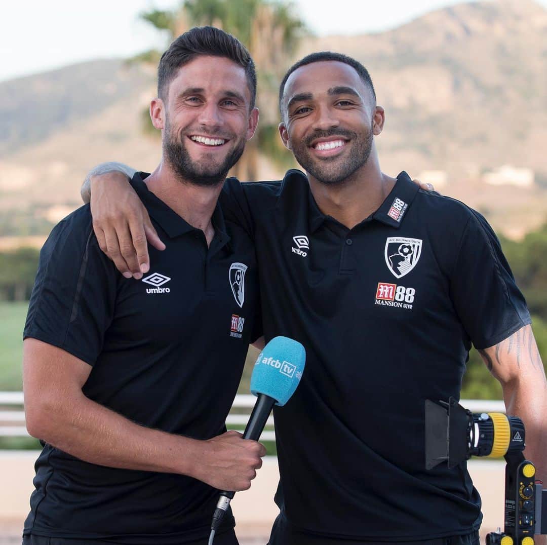 AFCボーンマスさんのインスタグラム写真 - (AFCボーンマスInstagram)「The latest member of the afcbTV team 😂😅 Andrew Surman asked the questions, as @callumwilson penned a new deal 🎤 #afcb 🍒」7月13日 5時20分 - afcb
