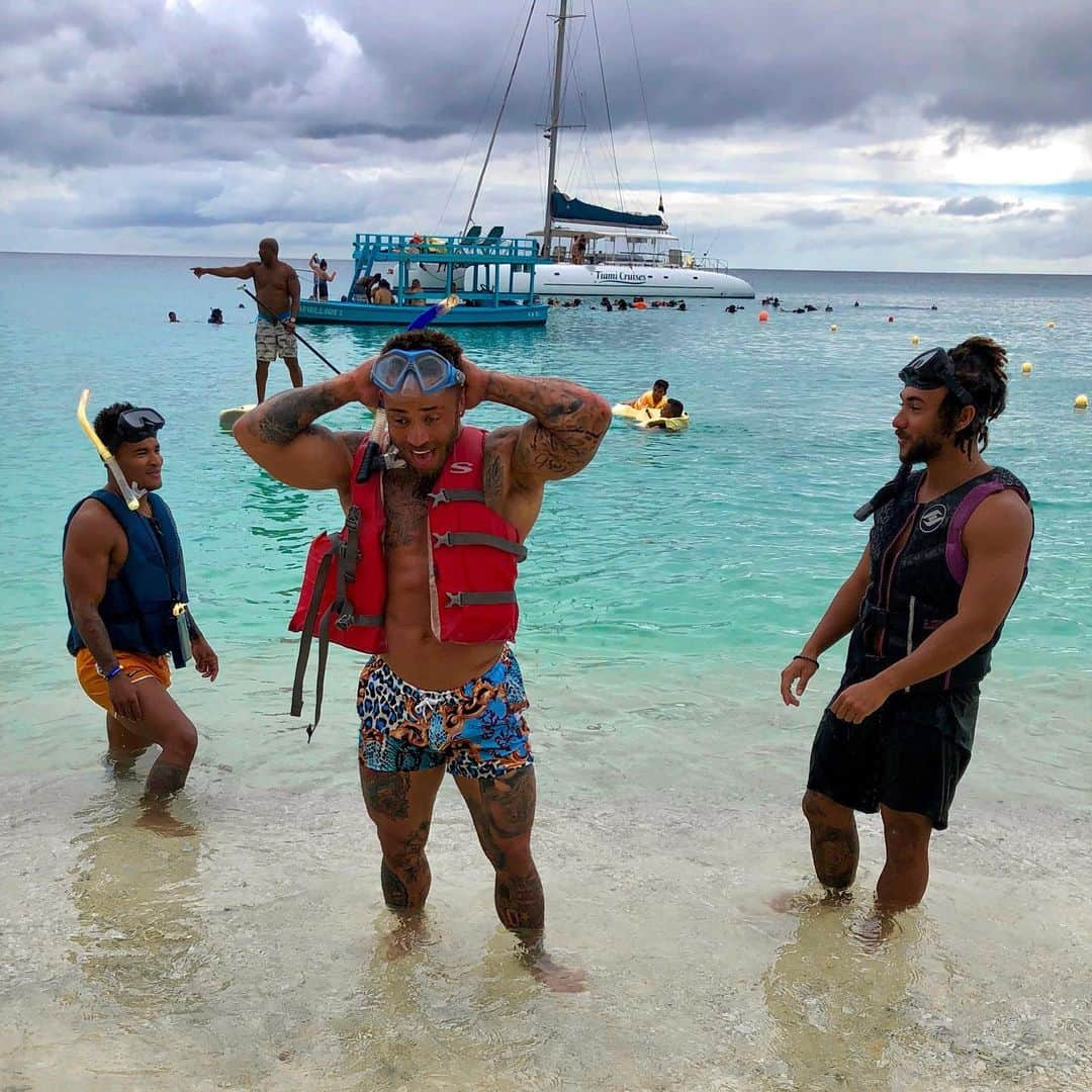 アシュリー・ケインさんのインスタグラム写真 - (アシュリー・ケインInstagram)「What a sick experience snorkelling at Sandy Lane with the turtles 🐢👌🏾and if it wasn't for my brother and cousin I wouldn't have made it back to shore EVEN with my life jacket on! 🤣🙈 There ain't a floating bone in my damn body! 🦴⬇️ . . #barbados #sandylane #turtles #swimming #caribbean #beach #sand #sun #sea #snorkeling」7月13日 5時28分 - mrashleycain