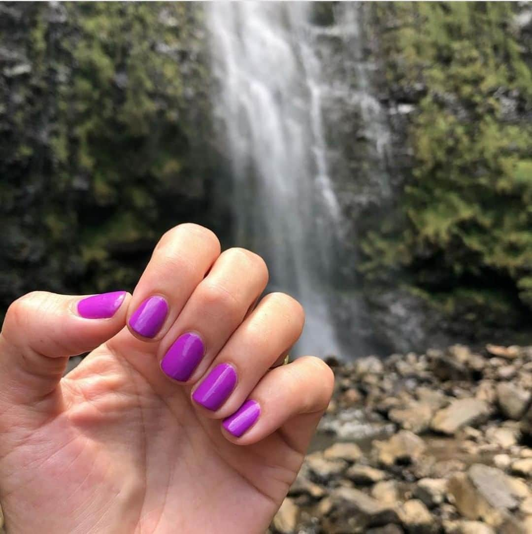 OPIさんのインスタグラム写真 - (OPIInstagram)「Don't go chasing waterfalls, stick to #PositiveVibesOnly 😋⁠ We’re #opiobsessed with your vacation mani @gopolished ⁠ #Friday #PurpleNails #Neon #NeonNailPolish #NailPolish #Manicure」7月13日 5時30分 - opi