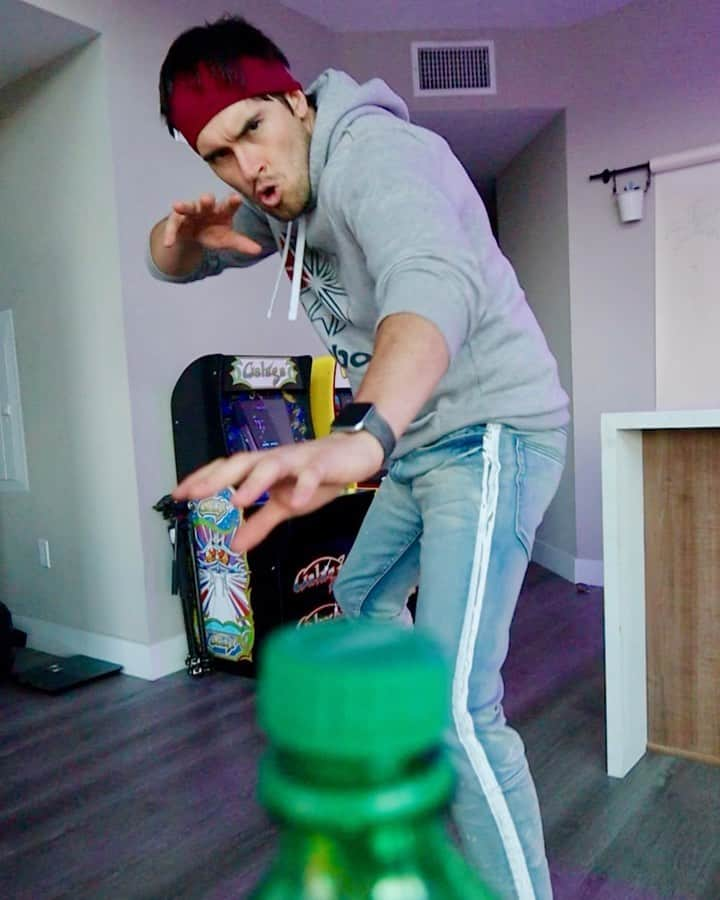 German Garmendiaのインスタグラム：「#BottleCapChallenge Aunque no lo crean este fue el mejor de los 20 intentos que hice jaja doy clases de karate para los interesados 🥋 #BottleChallenge」