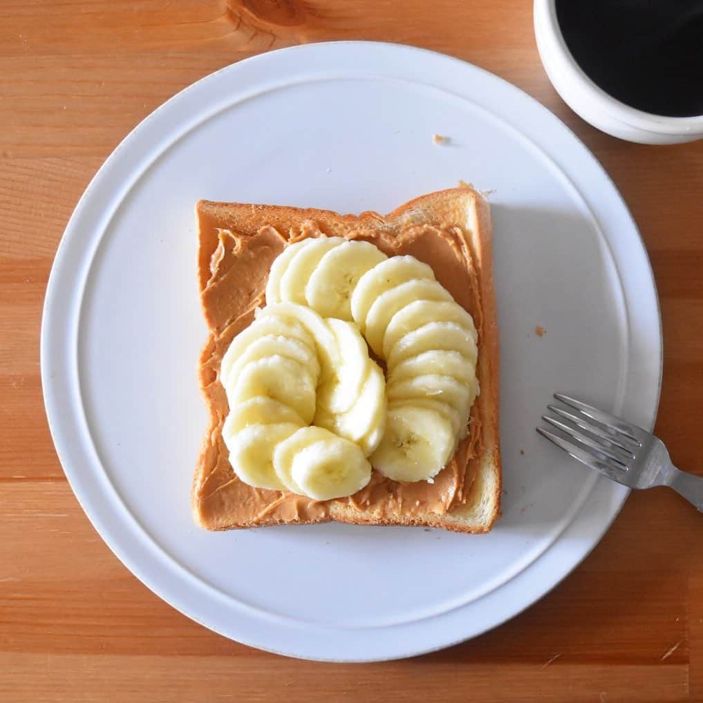 山崎佳のインスタグラム：「Yesterday’s breakfast. 最近上の子がピーナッツバターの匂いを嫌がるようになり、楽だし私はすごく食べたいのになかなか食べられず。子どもたちに食べさせている間はコーヒーとか飲んで、2人が早く食べ終わったら、時間差で自分は食べることにして、ピーナッツバターバナナトースト成功。ピーナッツバター食べるだけなのにこんな苦労するとは… 昨夜も子どもの寝かしつけとともに寝落ち。」
