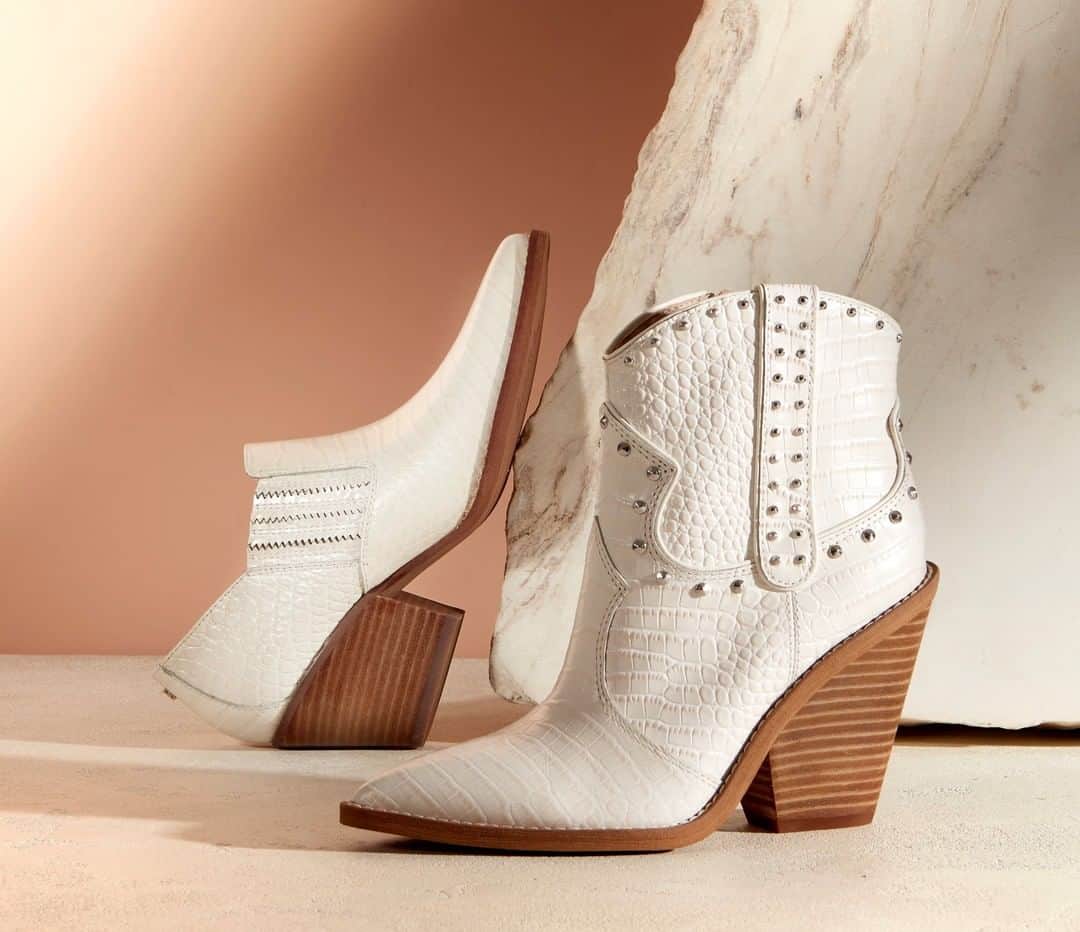 サムエデルマンのインスタグラム：「Get the western look - our Iris and Walton booties」