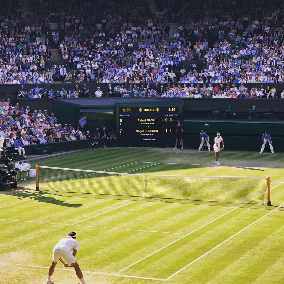 伊達公子さんのインスタグラム写真 - (伊達公子Instagram)「Wimbledon2019大会11日目 フェデラーvsナダルの試合をラスト8の席から観戦！ 1ポイント目からハイレベルで始まる2人の戦いと、流れを引き寄せようと、引き渡せまいと駆け引きが繰り返される中、芝での今日はフェデラーがより攻撃的なプレーで、ナダルに低いボールを打たせたり、前後に動かしたりと光っていた。とはいえ、マッチポイントからのナダルの最後まで巻き返すチャンスを見出そうとする素晴らしいプレーにも感動！ 石黒賢さんもWOWOWスタジオで興奮気味でした！ #伊達公子 #kimikodate #テニス #テニスプレイヤー #テニスプレーヤー #tennis #tennisplayer #instatennis #instasports #wimbledon #wimbledon2019 #ウィンブルドン #全英オープンテニス #全英オープンテニス2019 #ウィンブルドン2019 #wowow #wowowtennis #london #ロンドン #男子準決勝」7月13日 5時54分 - kimiko.date