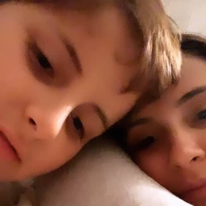 Claudia Leitteのインスタグラム：「Eu e meu príncipe de novo! Vocês já assistiram ao Clipe? Tem participação especial dos meus 3 filhos e meu marido como protagonista! Se vocês soubessem o trabalho que deu pra convencer esse meu marido a atuar... só Jesus! E não eh que ele arrasou!? Vou investir, viu, @mmpedreira? Ai, gente, tá tão lindo! A música eh tão maravilhosa! Ps. @euramos_, @oficialfilhosdejorge, olha Davi assobiando igualzinho a você! 🤣🤣🤣🤣」