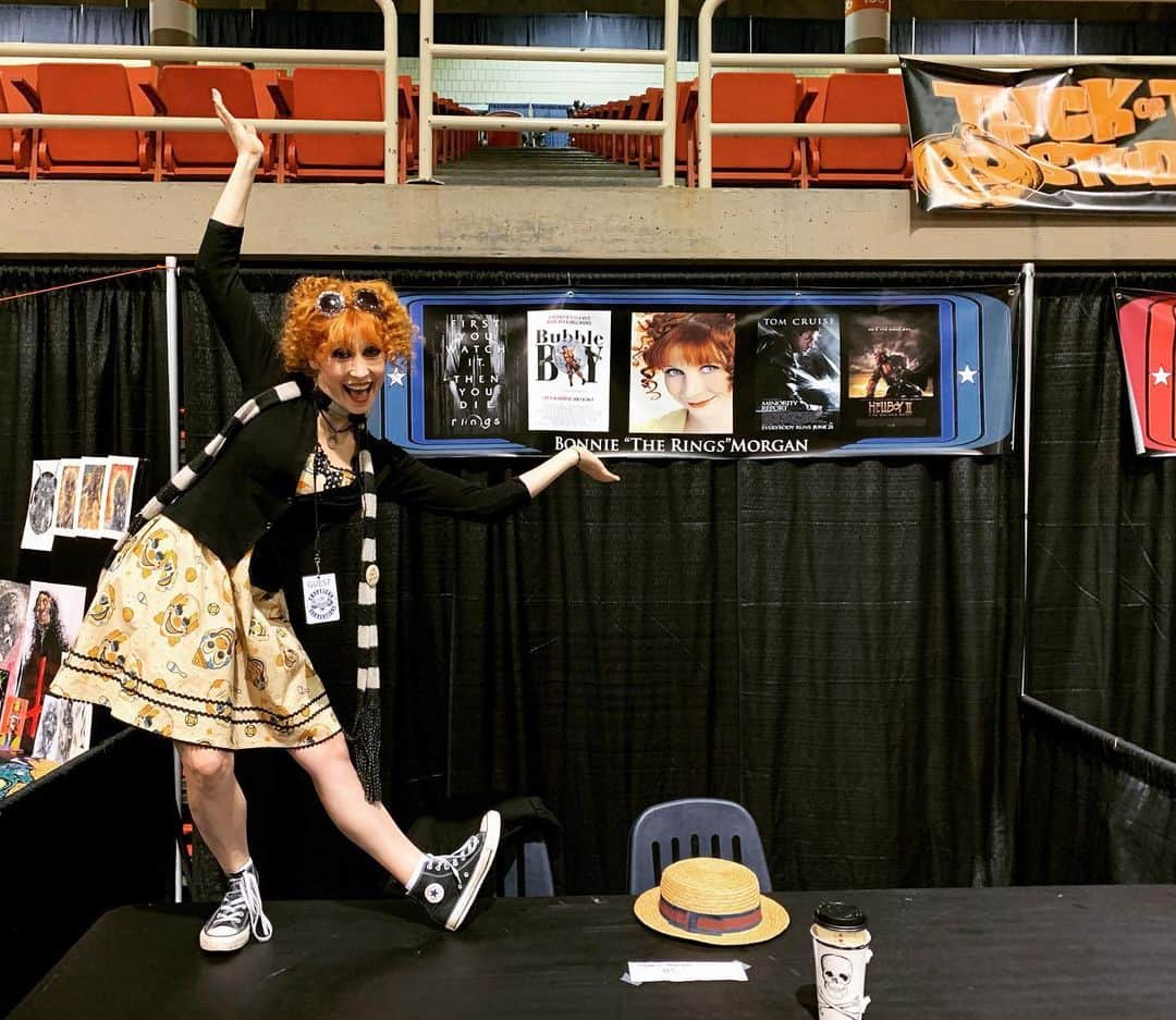 ボニー・モーガンのインスタグラム：「@crypticonkansascity my first time signing at a convention! Shenanigans are afoot! #adventuresofbendybonnie #getoffthattable #shenanigans #rings #samara #samaramorgan #bonniemorgan #crypticon #ivehadalotofcoffee #bendybonnie」