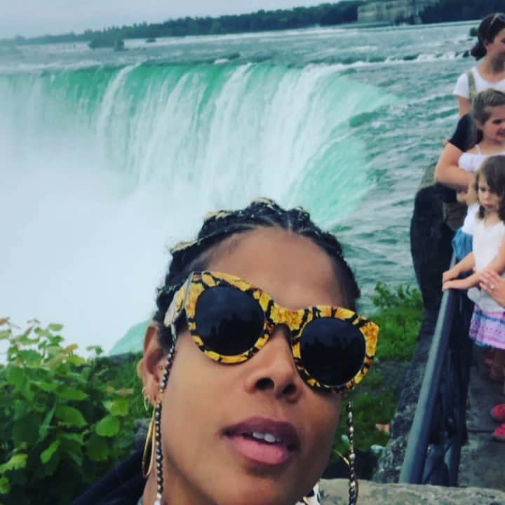 ケリスのインスタグラム：「Ready for the weekend ! #niagarafalls I've always wanted to come here. Made me think of that show "Jamestown". Have you seen it? Any other good historical fiction shows you can think of for a long flight ✈️?」