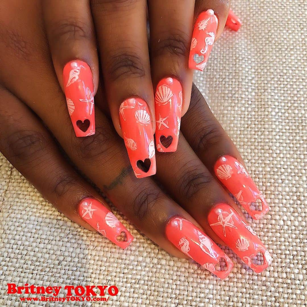 Britney TOKYOさんのインスタグラム写真 - (Britney TOKYOInstagram)「Summer Vibes🐚✨🏝 @justineskye  #nailart #britneytokyo #nails Using heart cut out #britneygelx @naillabousa @apresnailofficial」7月13日 6時02分 - britneytokyo