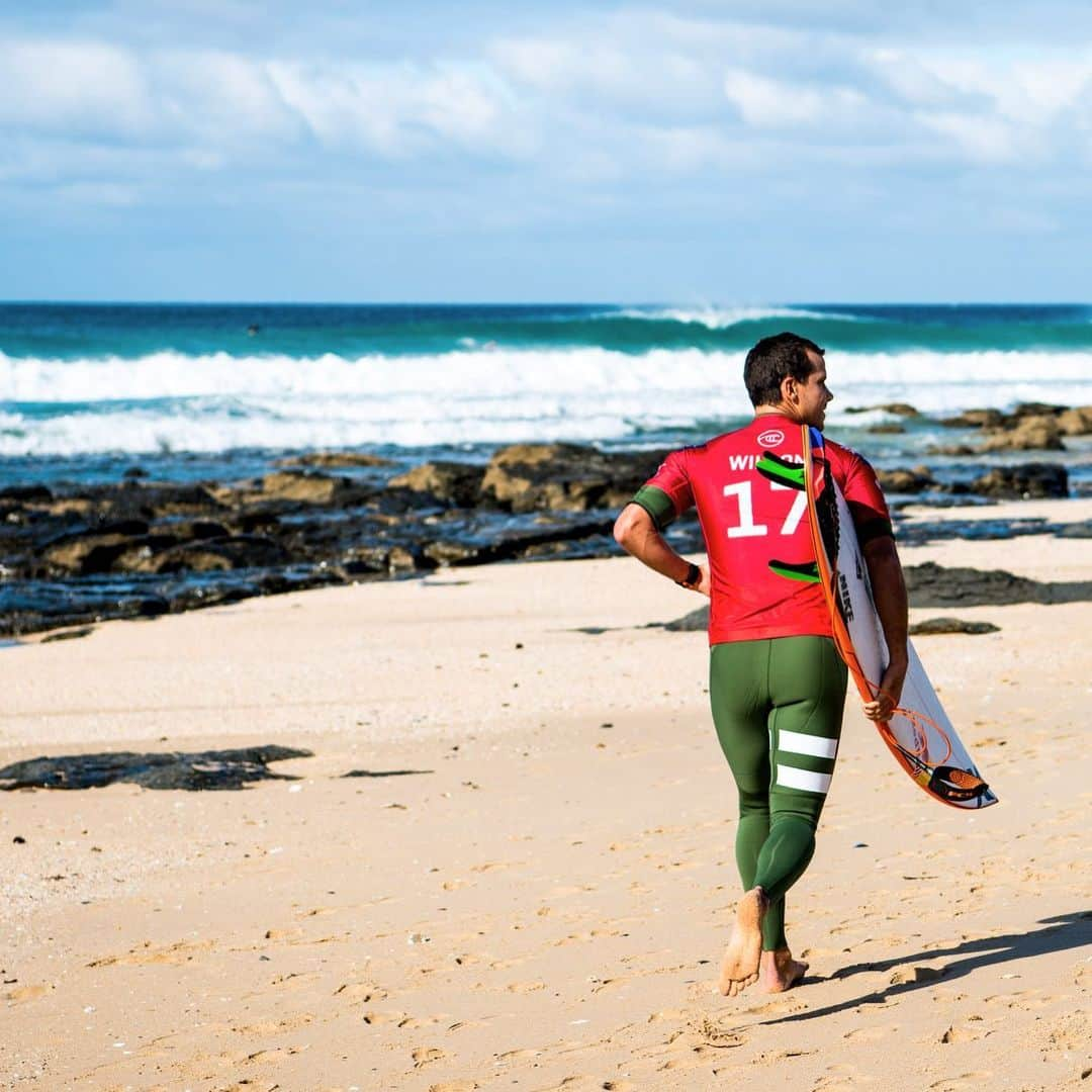 ジュリアン・ウィルソンさんのインスタグラム写真 - (ジュリアン・ウィルソンInstagram)「Fingers crossed we wake up with some waves tomorrow! Sleepy day at Jbay today 😴 🇿🇦🙌🏼 📷 @badboyryry_」7月13日 6時06分 - julian_wilson