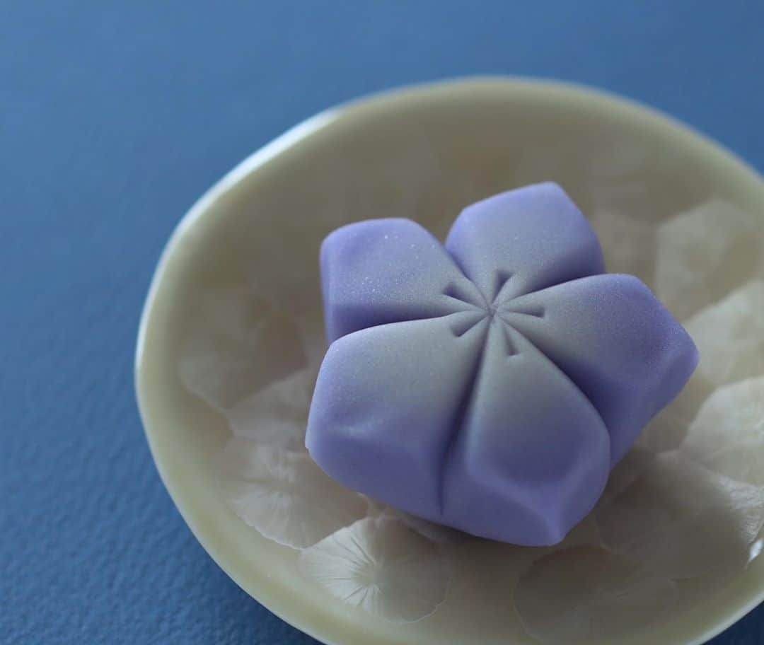 Toru Tsuchieさんのインスタグラム写真 - (Toru TsuchieInstagram)「今日の和菓子はねりきりで作った桔梗です。 ねりきりとは白餡に餅や芋を混ぜて作った和菓子で 茶道 で使われる「主菓子」の一種です。 撮影 用に作成しました。  フェイスブックページのいいね！もよろしくお願いします。 https://www.facebook.com/shishisu/ Today's wagashi is Chinese bellflower with Nerikiri. The Nerikiri is the material of wagashi made by mixing the rice cake and yam in white bean. Is a kind of "Jounamagashi" as used in the tea ceremony. The sweets I've made for the shooting.  #福泉堂  #和菓子  #おいしい #funny #my_eos_photo #出雲  #wp_delicious_jp #カメラ好きな人と繋がりたい  #写真好きな人と繋がりたい　 #model #handmade　 #as_archive #Japan #wagashi  #جميل #красивый #ファインダー越しの世界 #design #work #ig_color  #일본디저트  #Mignon  #igfood #lifestylenipponpic #photooftheday #สวย #sweets #kawaii #夏」7月13日 6時16分 - choppe_tt