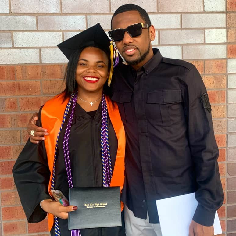 ファボラスのインスタグラム：「The Level Up. 🎓 Congrats @ver.niece! 🖤  #FortLeeHighSchool #ClassOf2019」