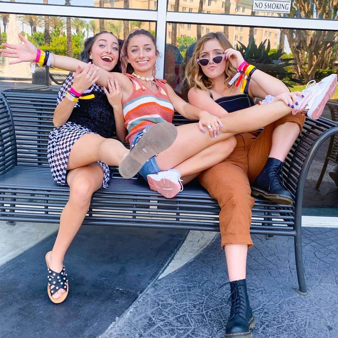 Brooklyn and Baileyさんのインスタグラム写真 - (Brooklyn and BaileyInstagram)「Ft. No smoking and the ugly Vidcon wristbands lol」7月13日 6時21分 - brooklynandbailey