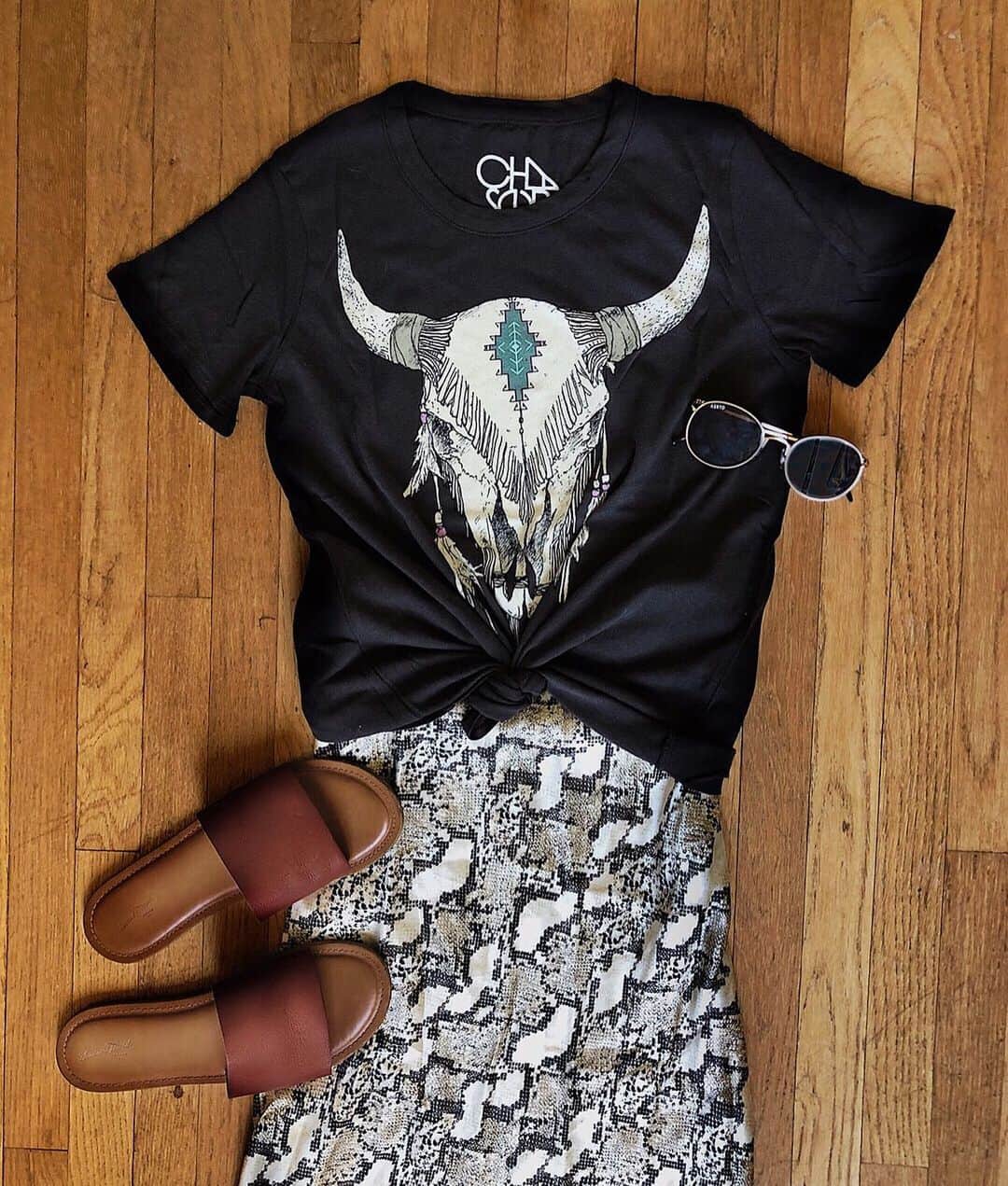 チェイサーのインスタグラム：「say hello to the the outfit we will be wearing on repeat 😍@chaserbrand✨#chaserbrand #graphictee」