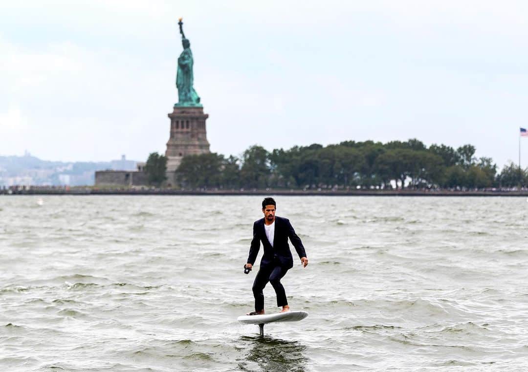 ルーカス・ディ・グラッシさんのインスタグラム写真 - (ルーカス・ディ・グラッシInstagram)「Lifetime experience flyin’ on the Hudson #007feelings #Foiling #SuitChallenge /」7月13日 6時30分 - lucasdigrassi