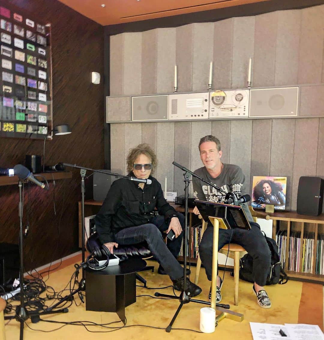 scottlippsさんのインスタグラム写真 - (scottlippsInstagram)「The legendary @therealmickrock stopped by my show to talk all things #bowie #queen #iggy @lanadelrey and @gucci #rocknroll #photography from the @sonos studio #lippservice #podcast」7月13日 6時44分 - scottlipps