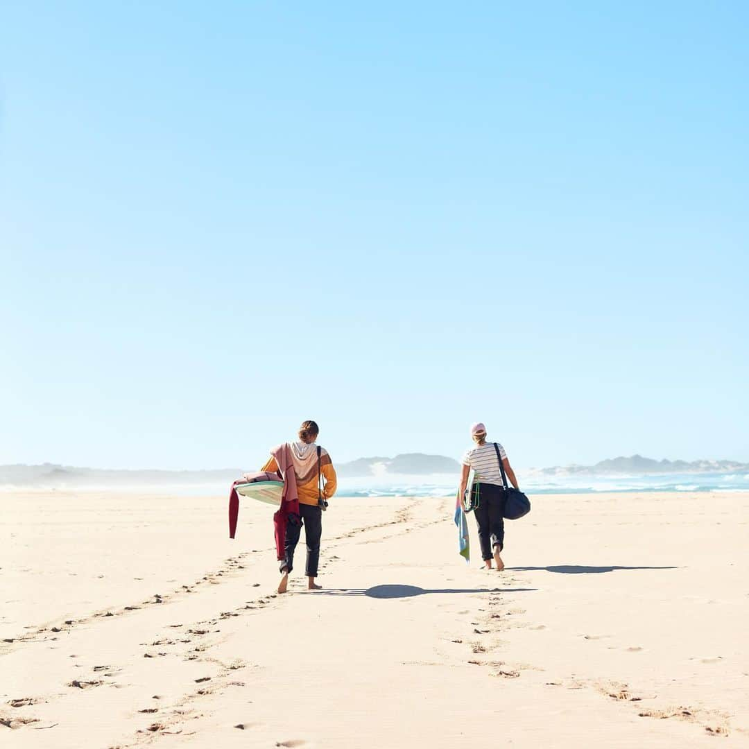 ロキシーさんのインスタグラム写真 - (ロキシーInstagram)「Wave chasers 🌊 it was a lay day at the #CoronaOpenJbay today, so @maineikinimaka  @biancabuitendag @vahinefierro & @summermacedo adventured to Cape St Francis, check our stories for more #GoGirls ✌️」7月13日 6時41分 - roxy