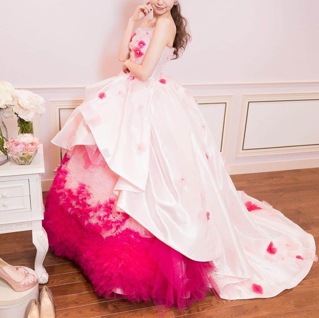 THE HANYさんのインスタグラム写真 - (THE HANYInstagram)「#thehanyアリア #アリア  フリルもオーバースカートも小花も全てピンクで統一しており、ピンク好きの花嫁様にぜひおすすめしたい一着です。  無数のチュールフリルで埋め尽くされたスカートと フィッシュテールとのコンビネーションが印象的なデザインです。  さらに立体的な小花を散りばめ、ガーリーなアクセントをつけました。  裾にむかってだんだんと濃いピンクになっているグラデーションカラーもポイントです。  ドレス自体にチュールをしっかりと施しているため、横からみたシルエットも美しくキュートな印象。  フロントミニにもスタイルチェンジ可能な2wayドレスで、 ゲストに楽しいサプライズを演出してみては。 . ミニドレスの写真は、2枚目をご覧ください。  ウェブサイトに掲載していないドレスもご試着可能です。 お近くの直営店へお問い合わせください。 . #thehany #伊藤羽仁衣 #wedding #ザハニー #weddingdress #colordress #bride #marriage  #結婚式準備 #結婚式 #ドレス探し #花嫁 #プレ花嫁 #東京 #福岡 #大阪 #仙台 #札幌 #ウェディングドレス #カラードレス  #ウエディングドレスショップ #flower #pink #お花のドレス #luxurydress #ミニドレス #二次会ドレス . . 【THE HANY直営店】 直営店のフェアは店舗別アカウントをご覧ください✔︎ 東京 : 03 3797 8210  福岡 : 092 291 3821 @thehany_fukuoka  大阪 : 06 6252 8210 @thehany_osaka  仙台 : 022 227 8210 @thehany_sendai 札幌 : 011 280 8282 @thehany_sapporo」7月13日 6時42分 - thehany_official