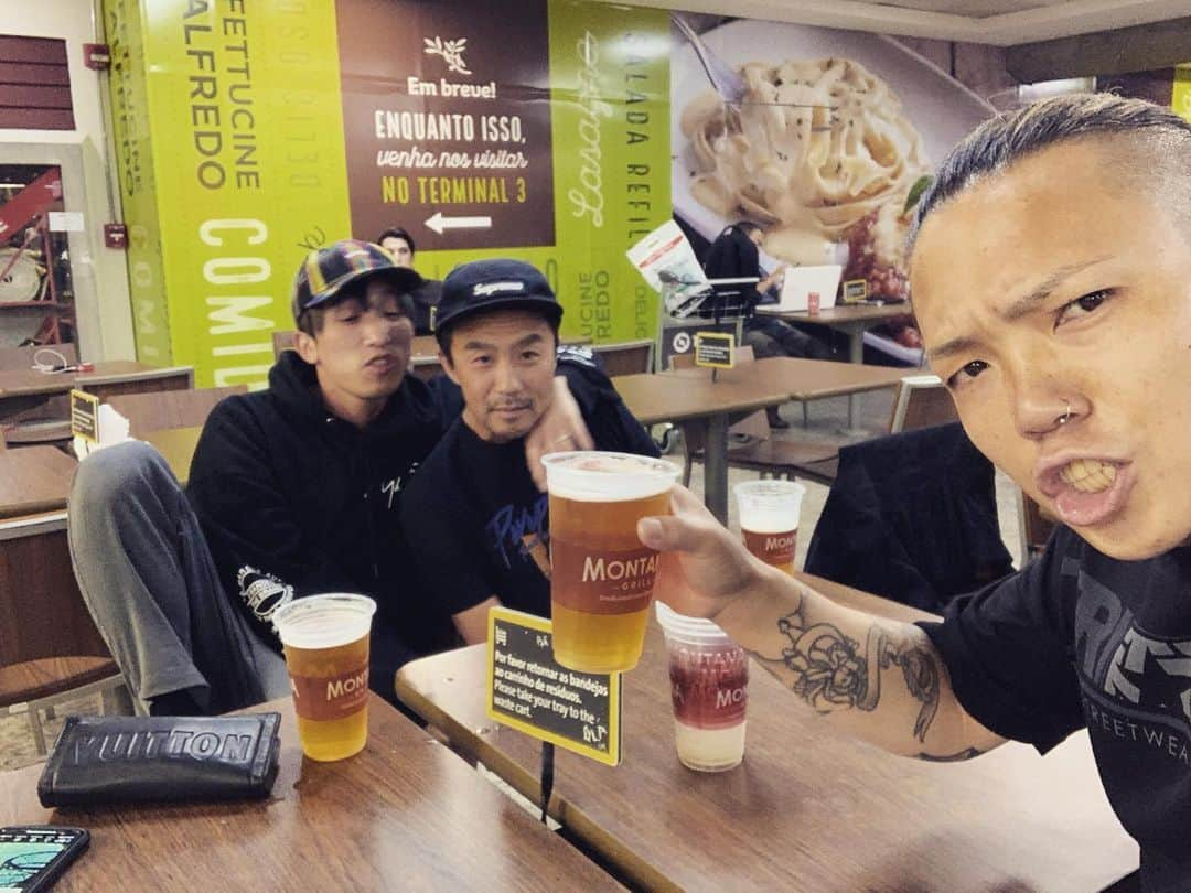 TEEDAさんのインスタグラム写真 - (TEEDAInstagram)「Damn!! Drinking with ken and B/O team at São Paulo airport... サンパウロに到着して、とりあえず生です。  #backon #teeda #kenji03 #rock #hiphop #jhiphop #rockband #jrockband #rap #jrap #bringthenoise #tokyo #adachi #tattoo #punk #mixture  #lyricist #trackmaker #composer #songwriter #tstar #avex #avexmanagement #anime #anison #animethemesong #tokyojapan #brazil」7月13日 6時46分 - teeda_bo