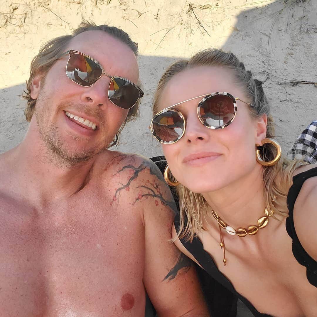 People Magazineさんのインスタグラム写真 - (People MagazineInstagram)「Kristen Bell and Dax Shepard are summer vacay goals. ☀️ | #Regram @kristenanniebell」7月13日 6時48分 - people