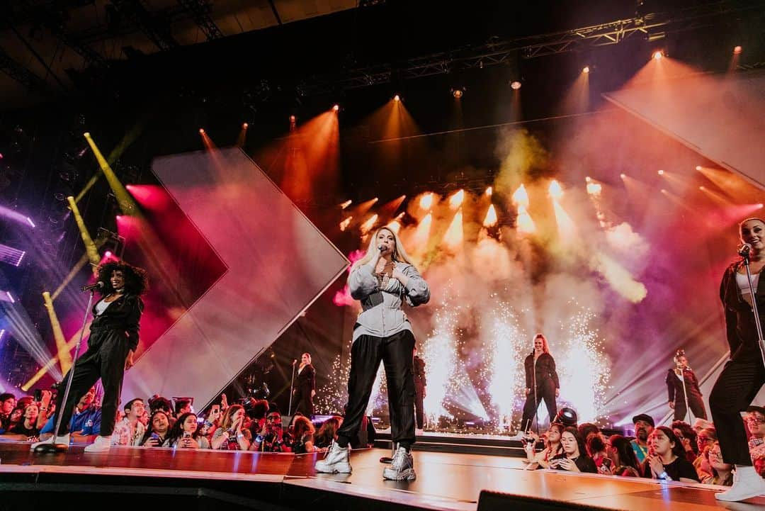 メーガン・トレイナーさんのインスタグラム写真 - (メーガン・トレイナーInstagram)「WE HAD SO MUCH FUN AT @Youtube #VidConUS thank you for letting us party with y’all 🎉💖🔥 thank you to @charmladonna for bringing this show to life! Thank you to my special guests who were kind enough to perform with me @mattsteffanina (sorry I botched ur name..I worship u) @leroysanchez @tatimcquay @baileysok  AND thank you to my sweet dancers 👯‍♀️ @aclark_4 @_iamashleycruz @hailznah @randiliberman @cheistinakimdavis @dryababy」7月13日 6時54分 - meghantrainor