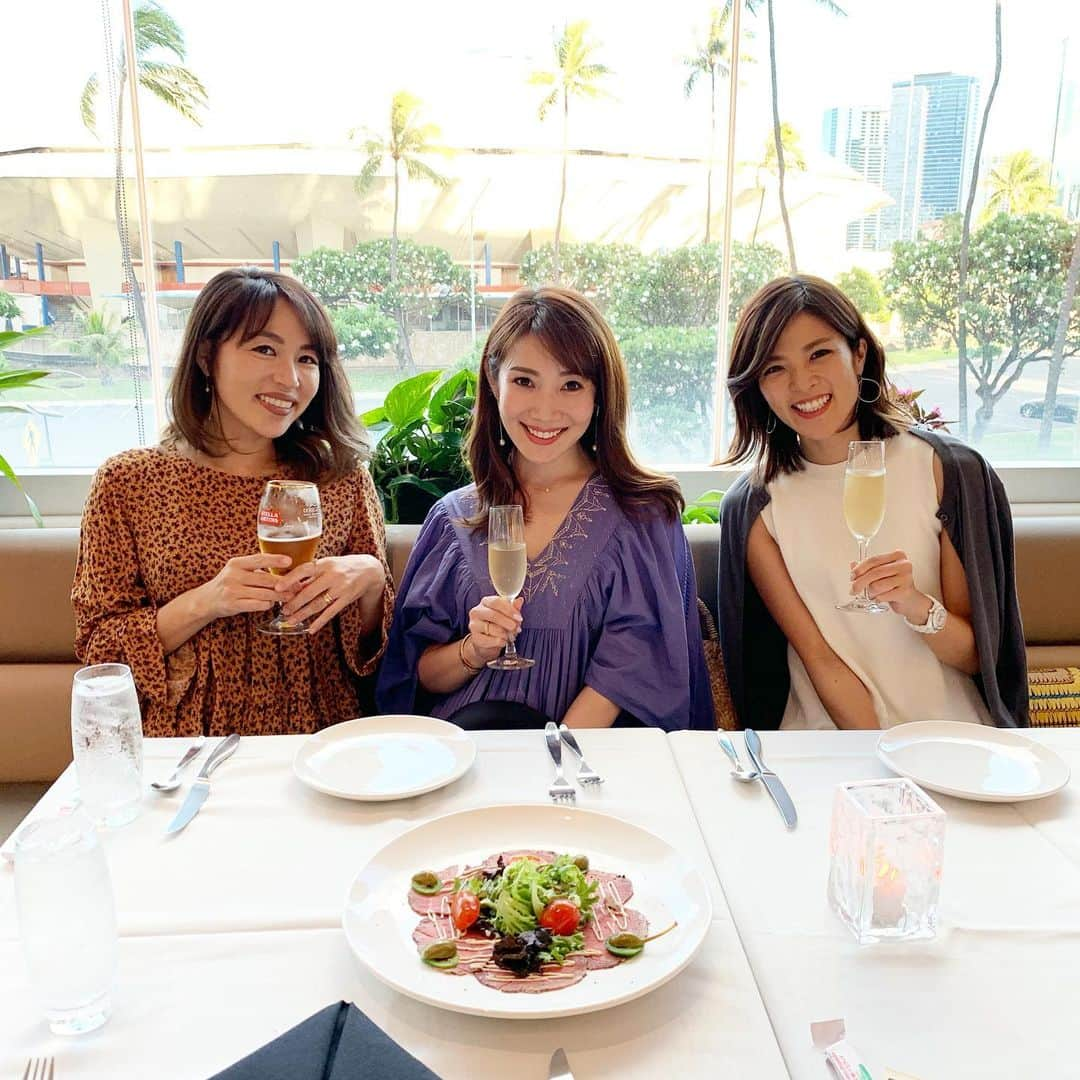 吉田美紀さんのインスタグラム写真 - (吉田美紀Instagram)「・ ・ 予定を合わせられて念願のディナー🍴 ・ お話上手聞き上手なところと グルメもそしてお酒も好きなところが共通の @iyorialohajewels  @risako_shima  と♡♡ ・ 楽しい時間って本当にあっという間すぎる！！ ・ いよりちゃんが予約してくれたViaggio🍴 雰囲気もよくどのお料理もとっても美味しかったぁ🤗 ・ #hawaii #friends #viaggio #viaggiohonolulu #thankyou #ハワイ #ハワイステイ #お友達」7月13日 6時50分 - miki__yoshida