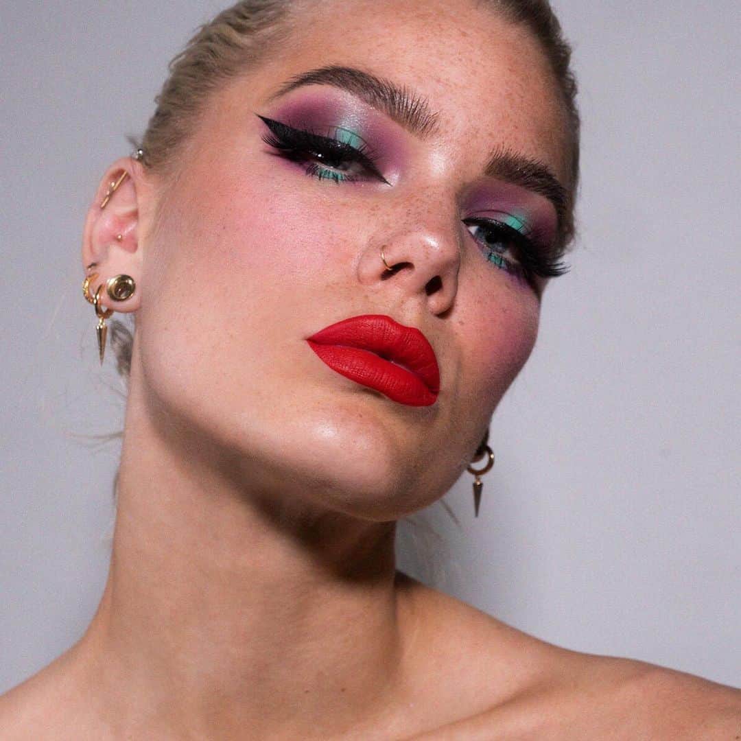 Linda Hallbergさんのインスタグラム写真 - (Linda HallbergInstagram)「Anybody else up for a touch of color? 🙋🏼‍♀️ #fotd #mua #makeup」7月13日 6時57分 - lindahallberg