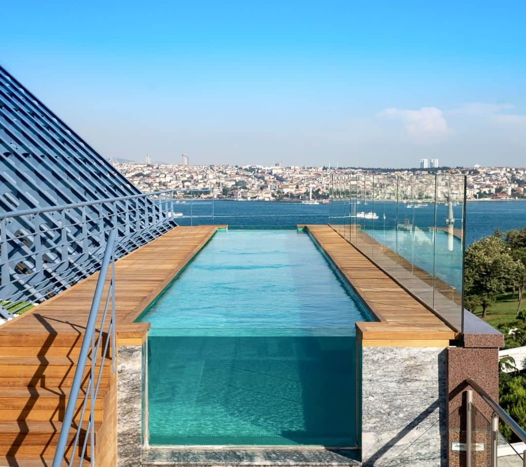 リッツ・カールトンさんのインスタグラム写真 - (リッツ・カールトンInstagram)「Soak in the summer rays while enjoying Bosphorus views from The Ritz-Carlton, #Istanbul’s new infinity pool. ⁣⁠ ⁣⁠ #Turkey #Sisli #Bosphorus #Spa #InfinityPool #Pool #Summer #View #CityView #BlueSkies #Sunshine #Tranquility #Relaxing #Travel #Travelgram #InstaTravel #TravelDiaries」7月13日 7時00分 - ritzcarlton