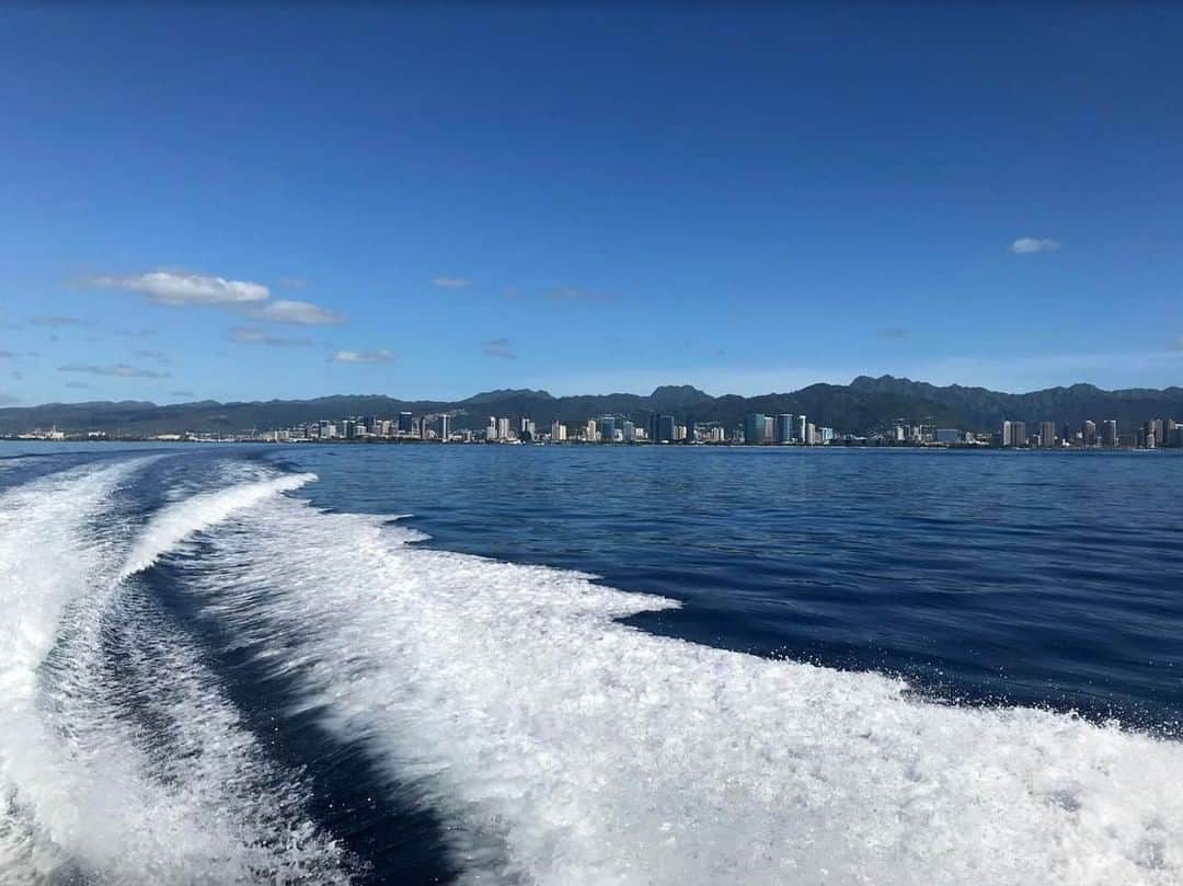 Luxury Cruise by Captain Bruceさんのインスタグラム写真 - (Luxury Cruise by Captain BruceInstagram)「ワイキキ沖でプライベートクルーズ ⚓⁠ 写真の右側辺りにプリンスワイキキが見えます。⁠ 続いてアラモアナ付近のハワイキタワーも特徴があってわかりやすいですね。⁠ 天国の海は、山の向こう側です^^⁠ ⁠ ⁠ #captainbruce 🌺 #privatecharter #waikiki #oahulife #hawaii #ocean #boatcharter #yacht #alohastate #キャプテンブルース #プライベートクルーズ #ワイキキ #ハワイの景色 #海」7月13日 7時00分 - cptbruce_hi