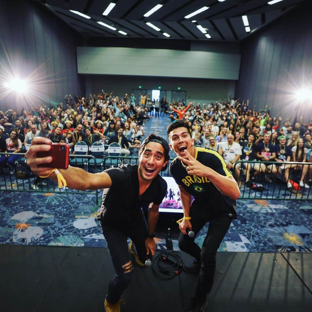 ザック・キングのインスタグラム：「Amazing to meet all of you at Vidcon this year! See you in the arena tomorrow afternoon!」